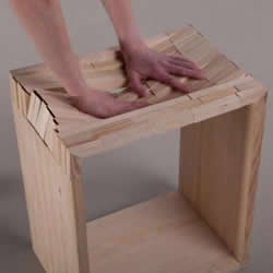 木头凳子也懂心软 顺着压力就凹陷的松木凳子