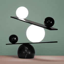 黑白之间的巧妙平衡 灯具魔术师的平衡台灯设计