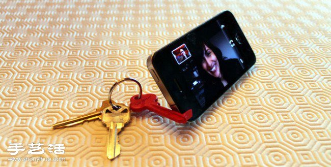 钥匙造型的超轻便手机支架 Keyprop