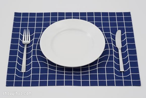 神奇3D错觉餐垫设计 让你的餐桌凹下去！