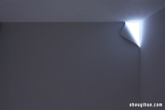 YOY–WORKS 设计的绝妙超薄墙角灯
