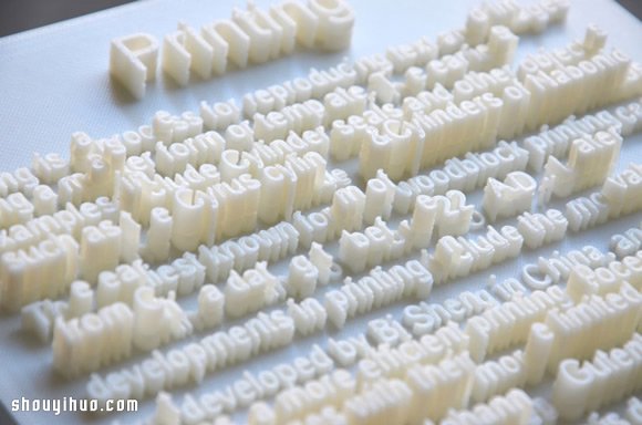 利用3D打印技术把字体排列成模拟都市景观