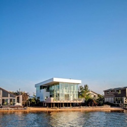 拥抱海港自然光线的白色别墅装修设计