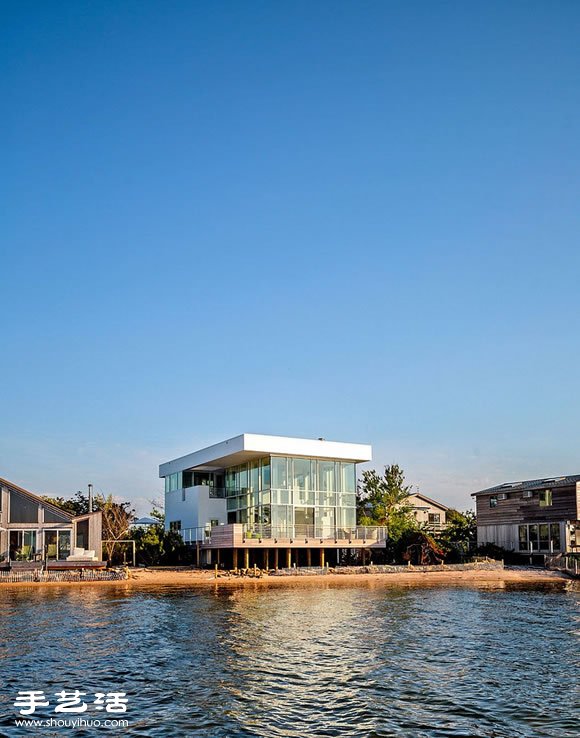 拥抱海港自然光线的白色别墅装修设计