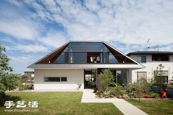 现代与传统结合 以玻璃呈现传统四坡式屋顶