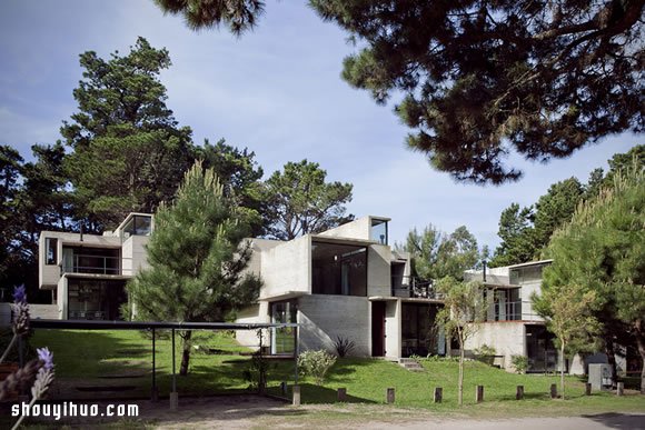 混凝土和玻璃材料结合打造的森林别墅设计