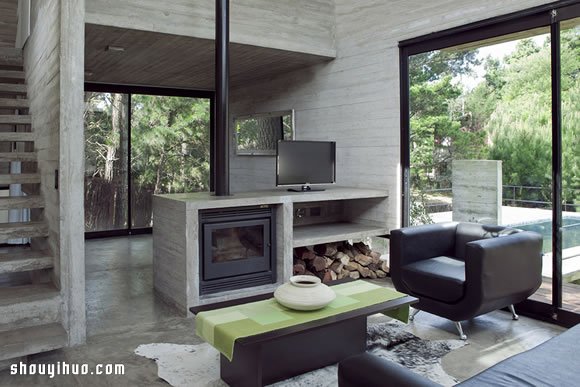 混凝土和玻璃材料结合打造的森林别墅设计