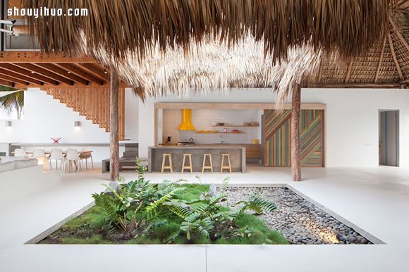 传统茅草屋顶以及木质结构筑成的别墅设计