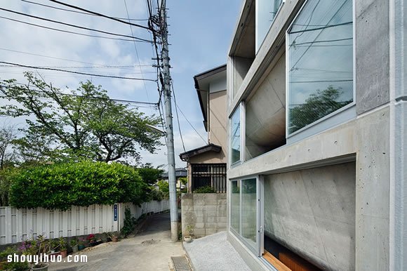 日本屏风浦之家：美妙的楼层凹陷交叠设计