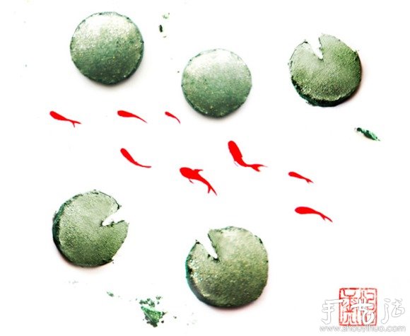 用化妆品创作的绘画作品