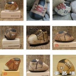 憨态十足的石绘运动鞋手工艺品