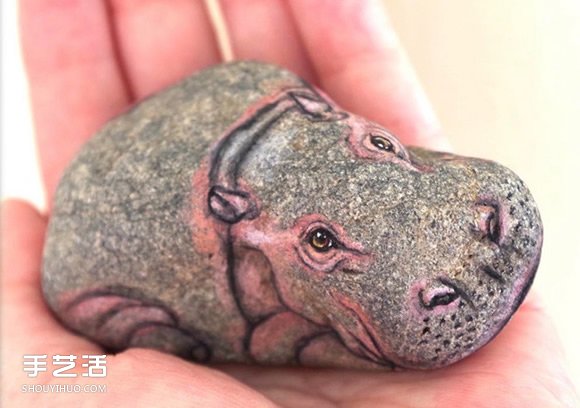 画出动物的仿真姿态 艺术家展现石头画的美感