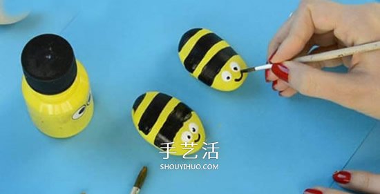 儿童鹅卵石画蜜蜂教程 简单鹅卵石蜜蜂的画法
