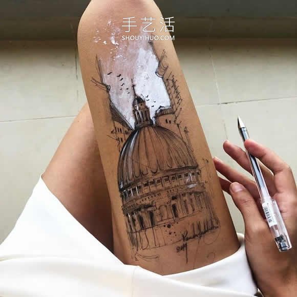 艺术家用自己大腿作为画布 画出精美水墨画！