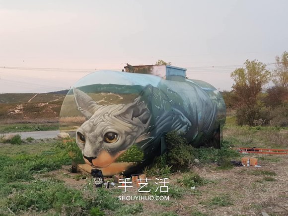 街头艺人用喷漆将汽油箱改造成斯芬克斯猫