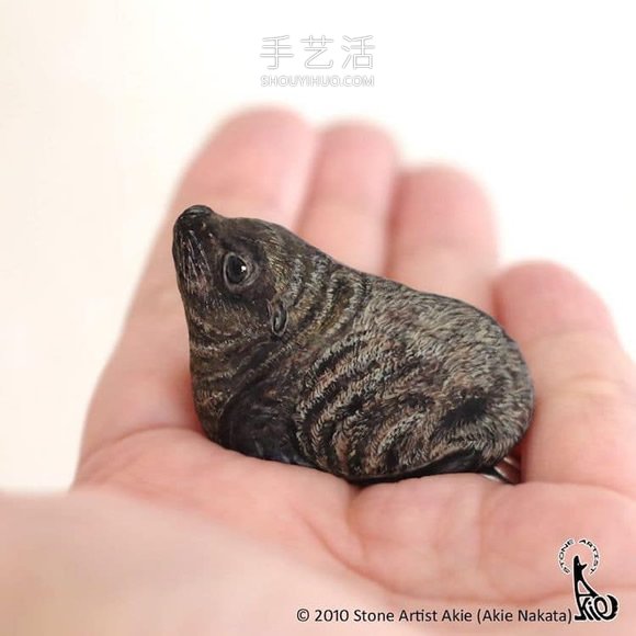 将普通的石头DIY成可爱手掌大小的动物