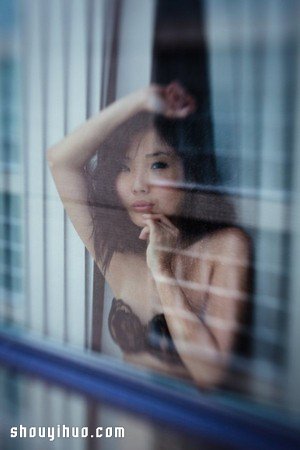 隔着玻璃窗的女孩 倒影拍出梦幻美感照片