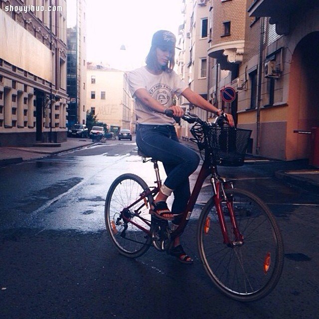 莫斯科优雅徜徉都市区间的时髦单车女孩