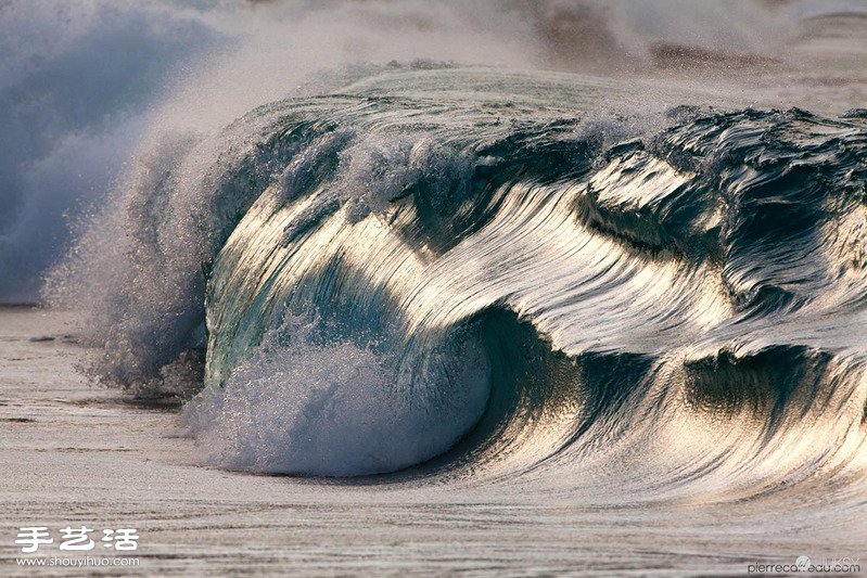 法国摄影师抓拍的凝固海浪惊人瞬间