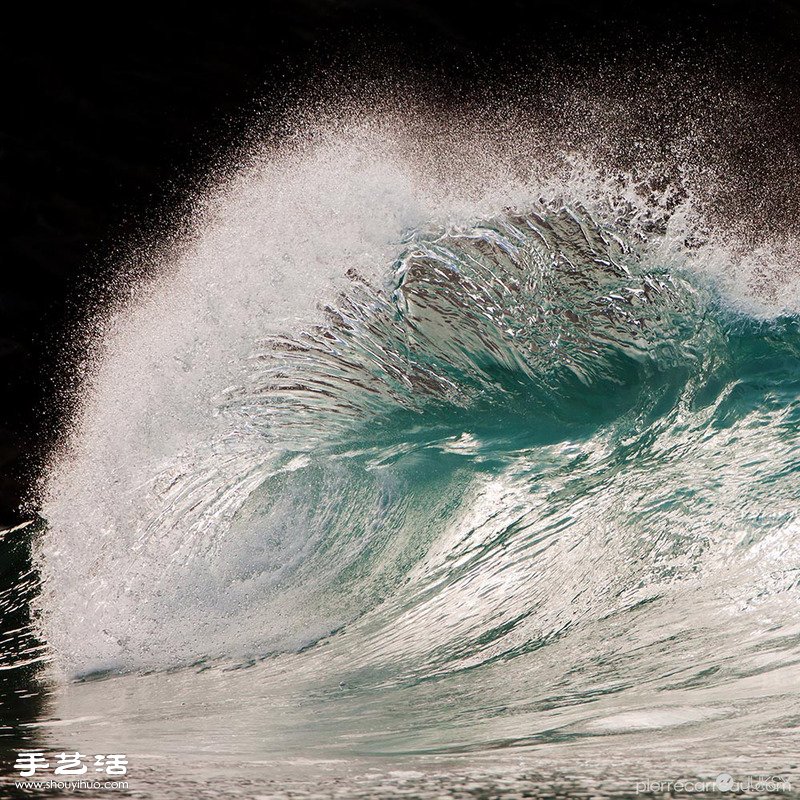 法国摄影师抓拍的凝固海浪惊人瞬间