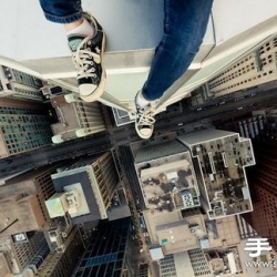 从超高建筑物楼顶向下俯拍的摄影作品