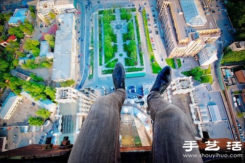 从超高建筑物楼顶向下俯拍的摄影作品