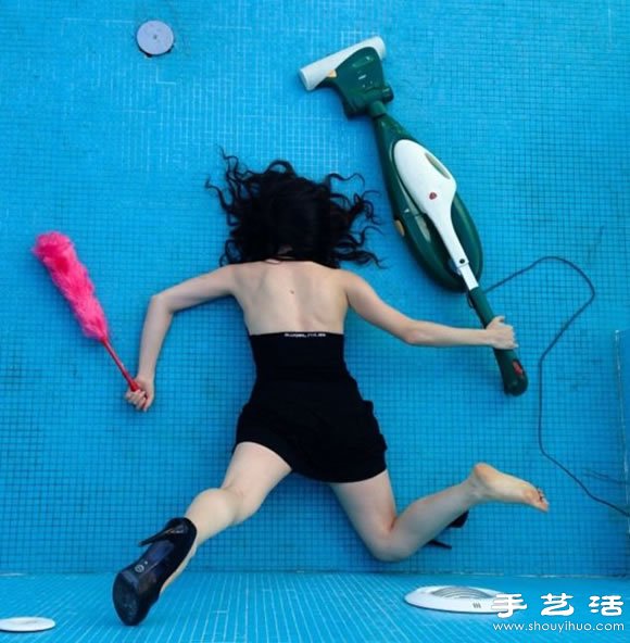 摄影师拍摄创意摔跤照片 暗喻人类本末倒置
