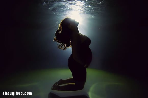 准妈妈水中拍摄写真，给孕期添上别样的美
