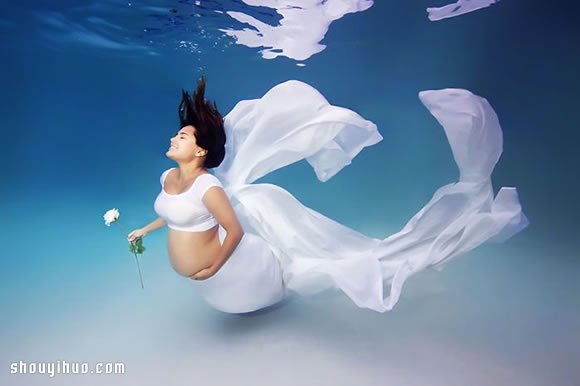 准妈妈水中拍摄写真，给孕期添上别样的美
