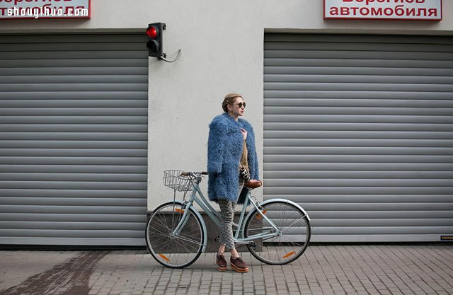 莫斯科优雅徜徉都市区间的时髦单车女孩