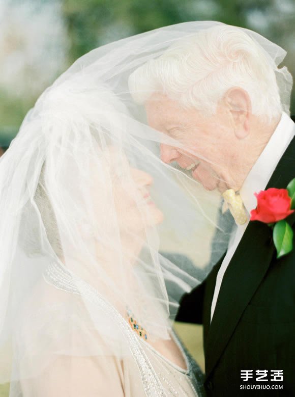最浪漫的事：结婚65年的甜蜜夫妻重拍婚纱照