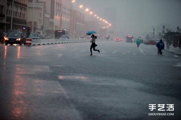 透过水滴看见幸福 雨中婚纱照拍出炽热爱情