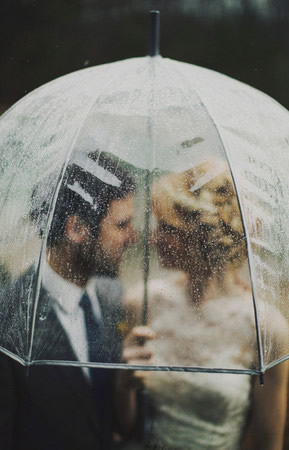 透过水滴看见幸福 雨中婚纱照拍出炽热爱情