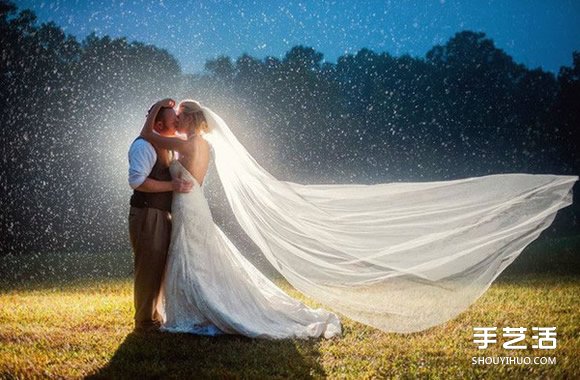 透过水滴看见幸福 雨中婚纱照拍出炽热爱情