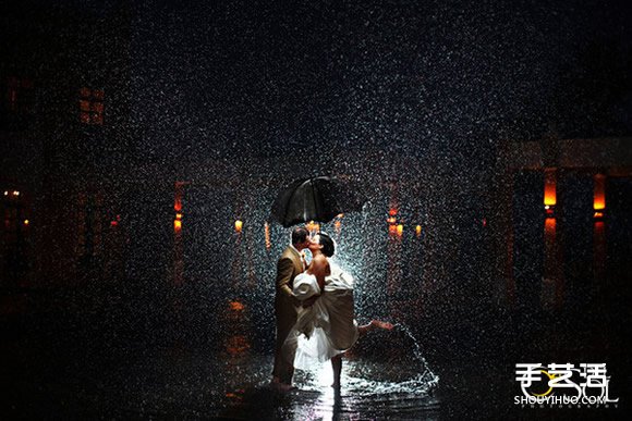 透过水滴看见幸福 雨中婚纱照拍出炽热爱情