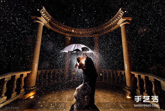 透过水滴看见幸福 雨中婚纱照拍出炽热爱情