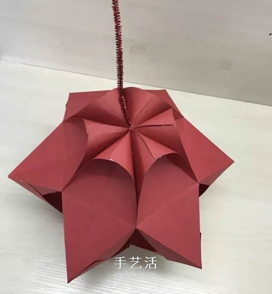 元旦新年小手工 折纸制作漂亮的纸灯笼图解