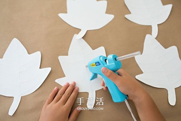 儿童手工做新年挂饰 卡纸枫叶挂饰的做法图解