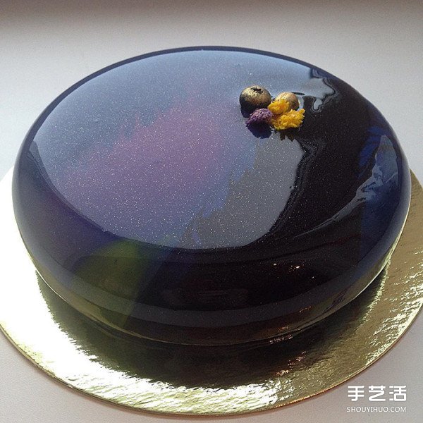 如镜子般反射的超完美镜面蛋糕 简直是艺术品