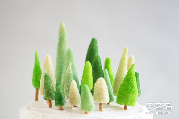 糖果圣诞树的做法 自制装饰生日蛋糕的迷你松树