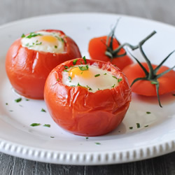 早餐新吃法：鸡蛋打到番茄里 再用烤箱烤起来吃