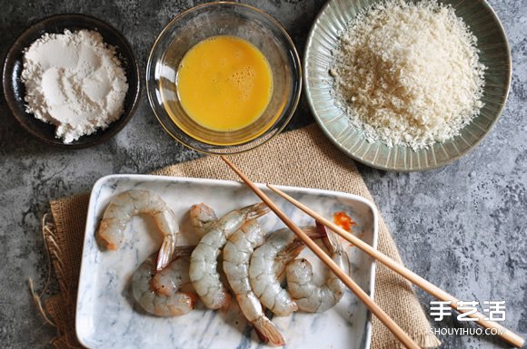 喝着冰啤酒 再来个香酥炸虾配芒果甜辣酱料理