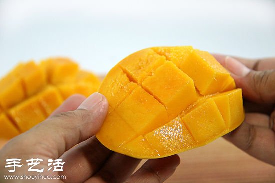 芒果丁的切法 教你如何切出漂亮的芒果丁 