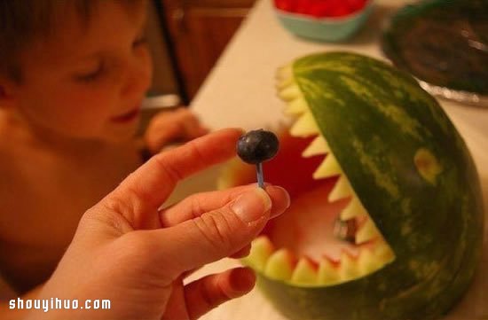 水果雕刻：用西瓜雕出张着血盆大口的鲨鱼