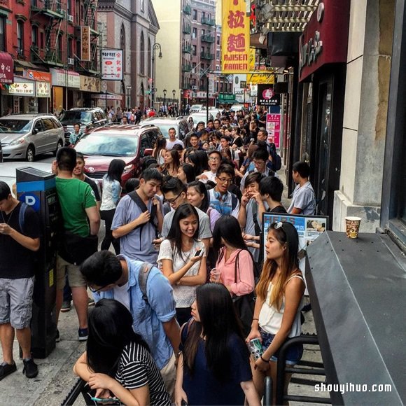 纽约唐人街的卷卷冰淇淋，排长龙才吃得到