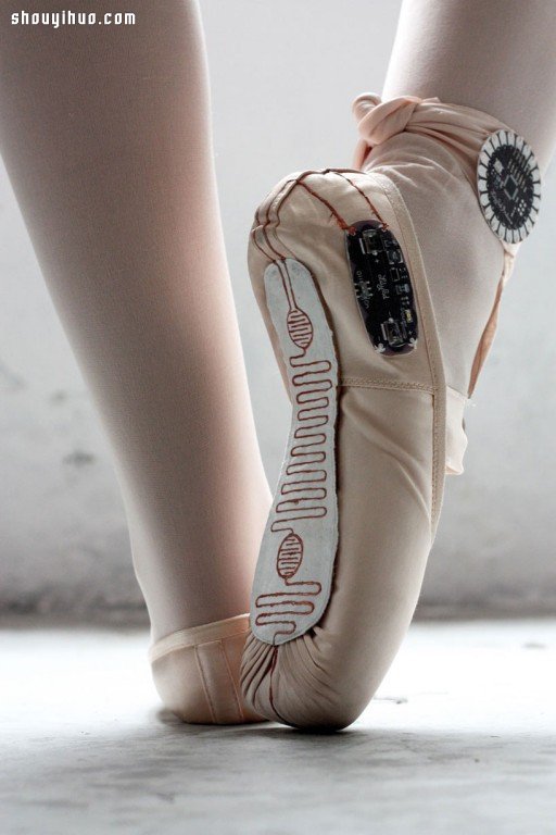 附带电子装置的智慧芭蕾舞鞋