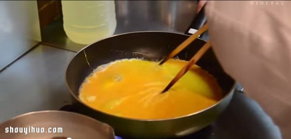旋转礼服蛋包饭的做法 自制日本特色蛋包饭