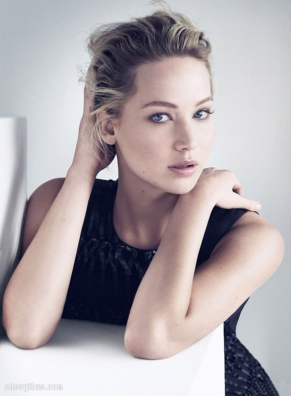 Jennifer Lawrence 演绎 Be Dior 手袋广告