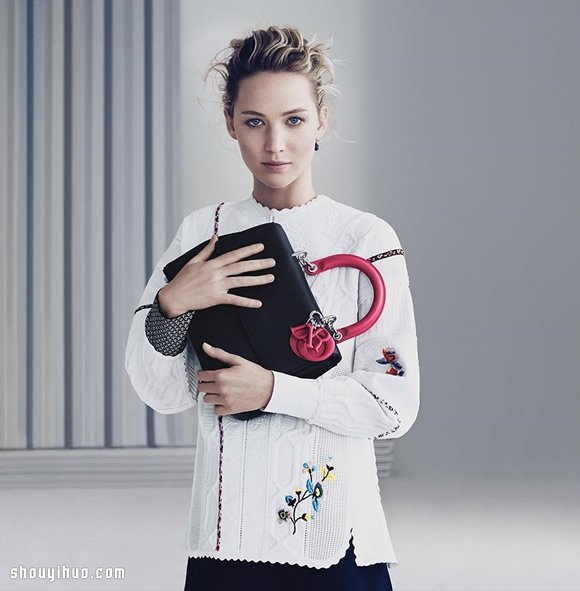 Jennifer Lawrence 演绎 Be Dior 手袋广告