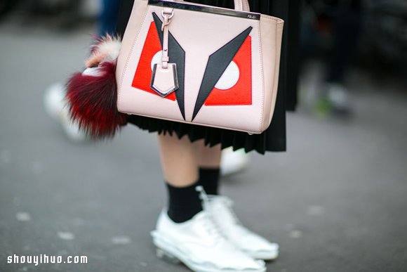 时尚街拍中出现的女式新奇包款